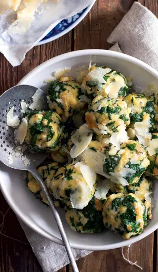 Tyrolské knedlíčky se špenátem a gruyérem