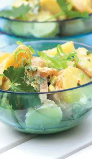 Lehký bramborový salát s chilli a jarní cibulkou