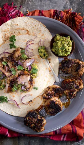 Grilovaná kuřecí stehna adobo s avokádovou salsou