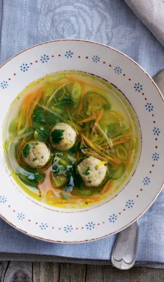 Zeleninový vývar s drožďovými knedlíčky