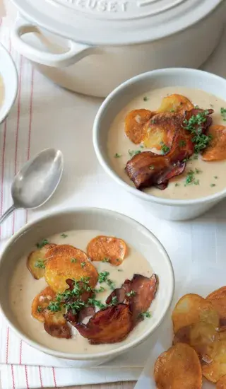 Bramborovo-pórková polévka se slaninou