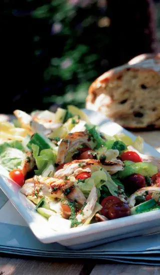 Salát s kuřetem a olivami