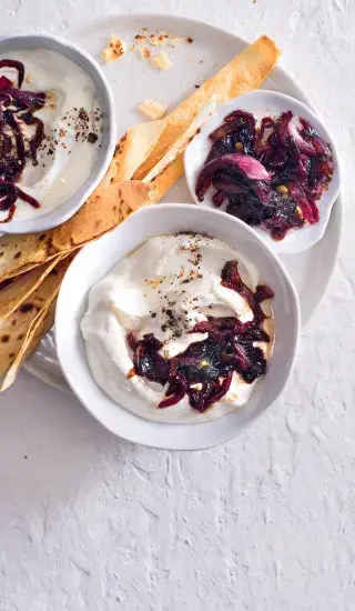 Dip s karamelizovanou červenou cibulkou 