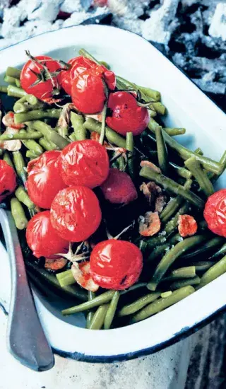 Zelené fazolky s grilovanými rajčaty