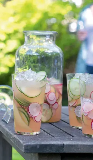 Perlivá bílá sangria s okurkou a ředkvičkami