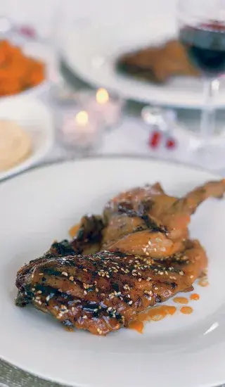 Pomalu pečená kachna s medem & sezamem