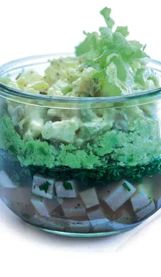 Šunková persiláda s bramborovým salátem a hráškovým pyré