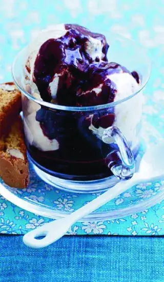 Sušenková zmrzlina s moka omáčkou