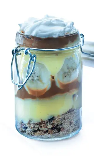 Pudinkový dezert s karamelem a banány