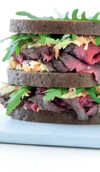 Sendvič s rostbífem a křenovým zelným salátem