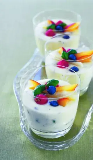 Krém z bílé čokolády s bazalkou a malinami