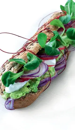 Sendvič s avokádem, ředkvičkami a kozím sýrem