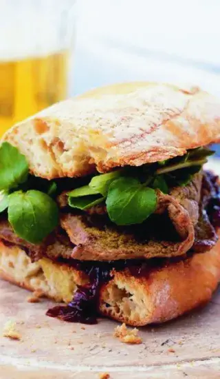 Sendvič se steakem a karamelizovanou cibulkou