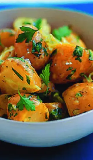 Teplý bramborový salát s petrželkou