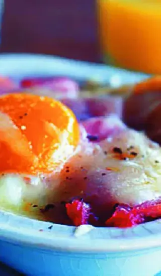 Zapečená vejce se šunkou, sýrem a rajčaty