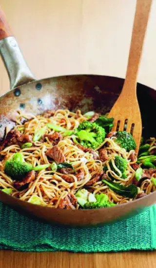 Rychlé nudle s brokolicí a masem