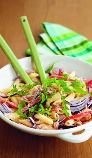 Horký těstovinový salát