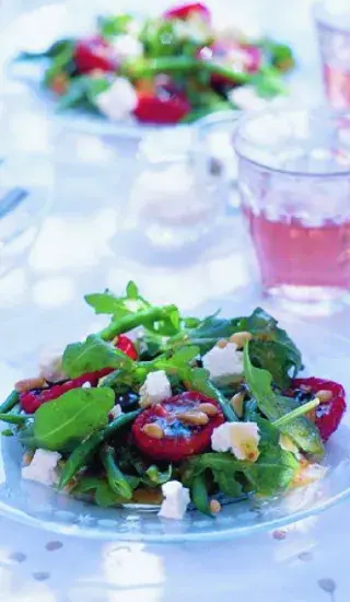 Salát z fety a zelených fazolek s pečenými rajčaty