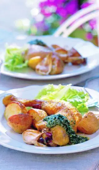 Kuře s novými bramborami a zálivkou z letních bylinek