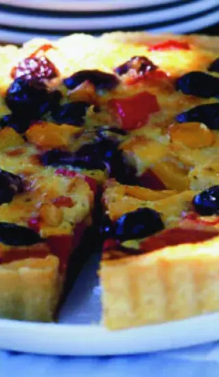 Koláč s olivami a paprikami