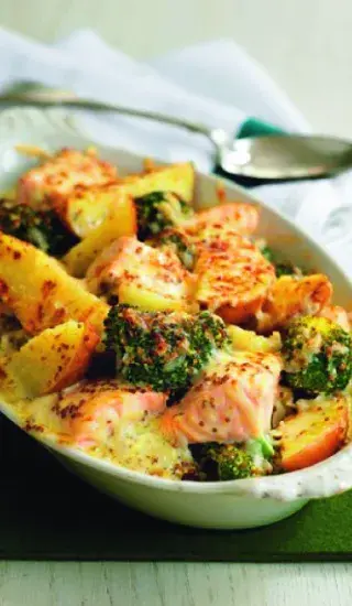 Losos zapečený s bramborami a brokolicí