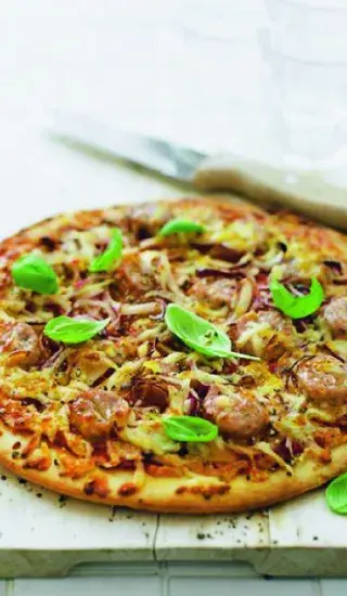 Pizza s klobáskou a rajčaty