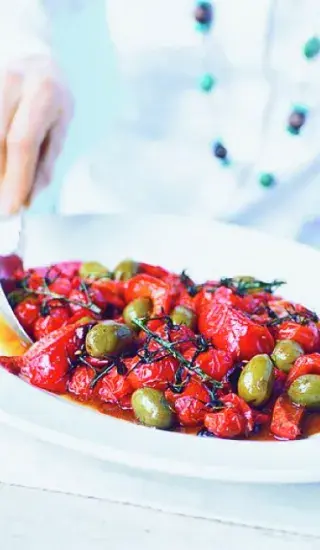 Kmínové pečené papriky s rajčaty a olivami