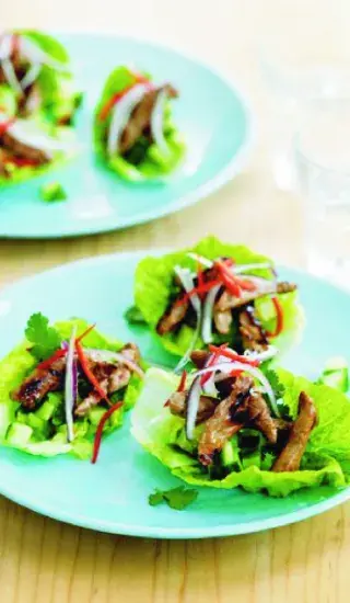 Hovězí terijaki na salátových listech