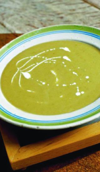 Polévka ze sladké cibule a kapustiček