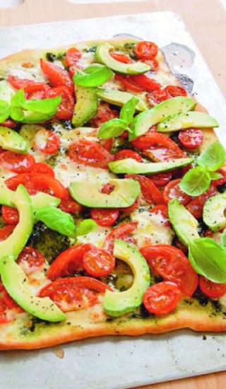 Trojbarevná pizza