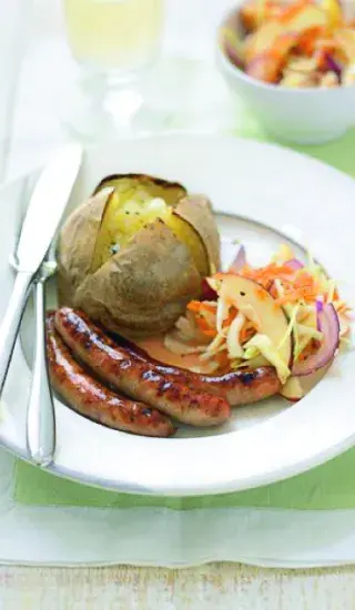 Klobásky se zelným salátem s ovocem