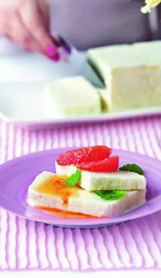 Jogurtová zmrzlina s medovo-grepovým přelivem