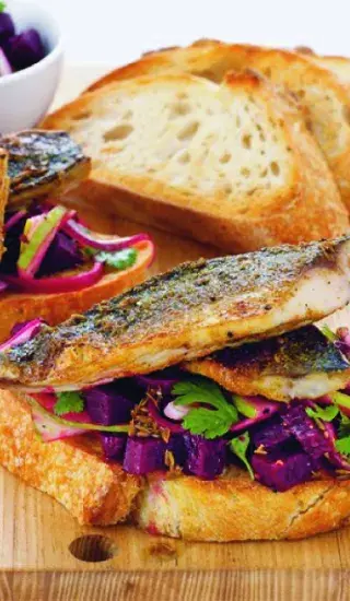 Toust s kořeněnou makrelou a se salsou z červené řepy