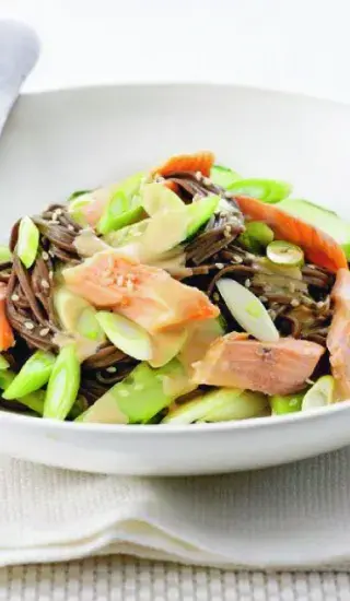 Uzený pstruh po asijsku s okurkou a nudlemi soba