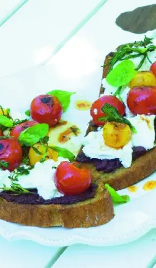 Chléb s pečenými cherry rajčátky