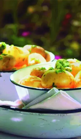 Nové brambory s citronovo-pažitkovým máslem