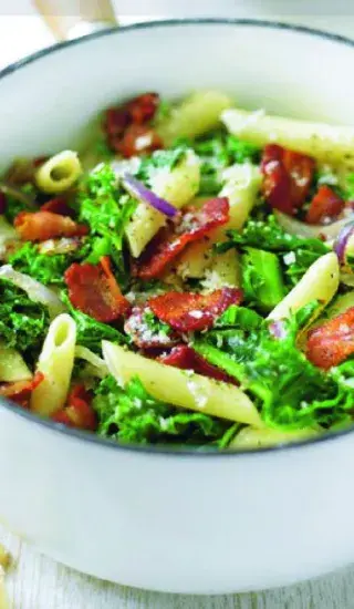 Těstoviny s kapustou, kozím sýrem a slaninou