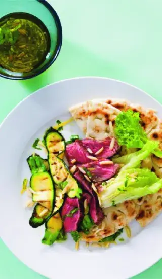 Salát s grilovaným masem a pitou