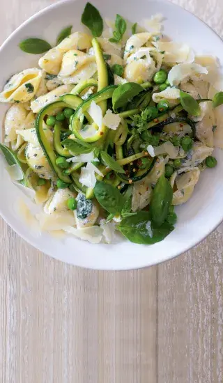 Těstoviny s cuketou, hráškem a jogurtem