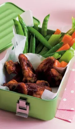 Kořeněná kuřecí křídla a zelenina