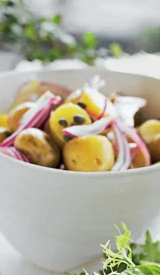 Salát z nových brambor