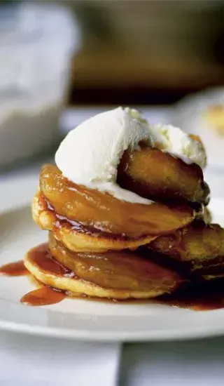 Jablečné lívanečky s brandy máslem