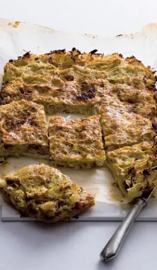 Pečený bramborák se zelím a uzeným