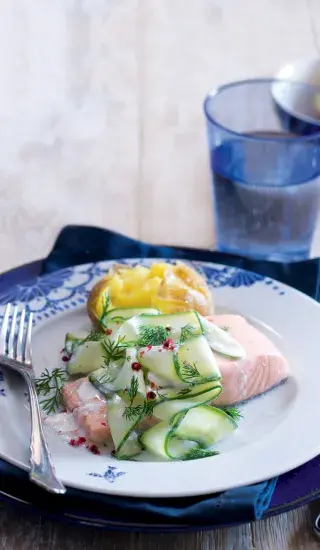 Pošírovaný losos & okurkový salátek s jogurtem