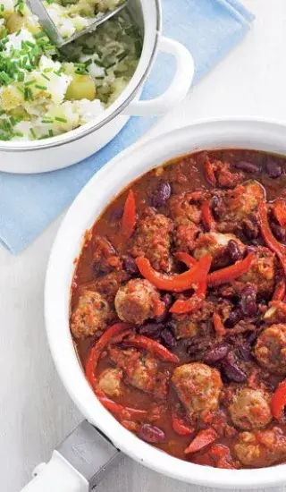 Rychlé chilli s pažitkovými šťouchanými bramborami