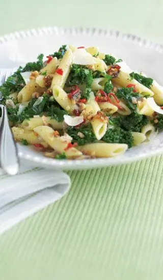 Těstoviny s kapustou a ančovičkami