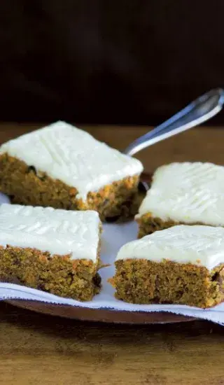 Ořechovo-mrkvové řezy s krémovou polevou