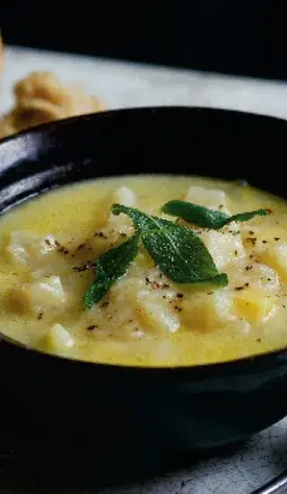 Polévka s kousky čedaru a celeru