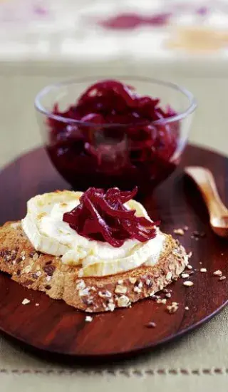 Štiplavé cibulové čatní