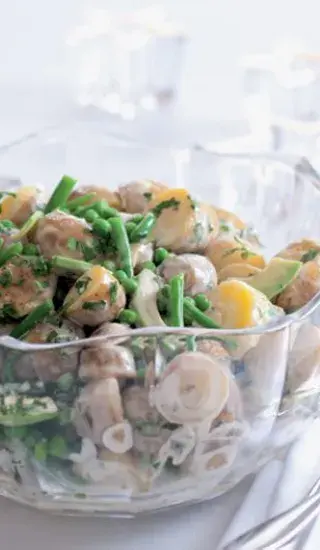 Bramborový salát s hráškem a avokádem